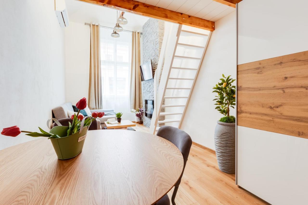 Dream Duplex On Riverside *