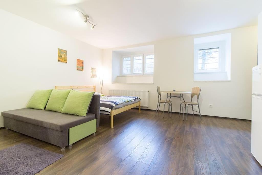 Apartment Cozy Basement Flat, Skyshowtime, 3 Minutes To Center *