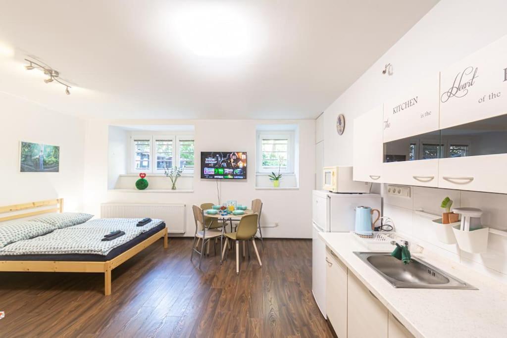Cozy Basement Flat, Skyshowtime, 3 Minutes To Center Apartment Prague