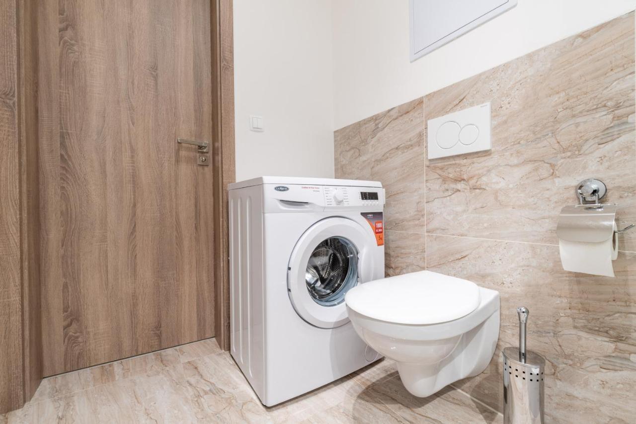 Brand New Two #26 With Free Secure Parking Close To Center *