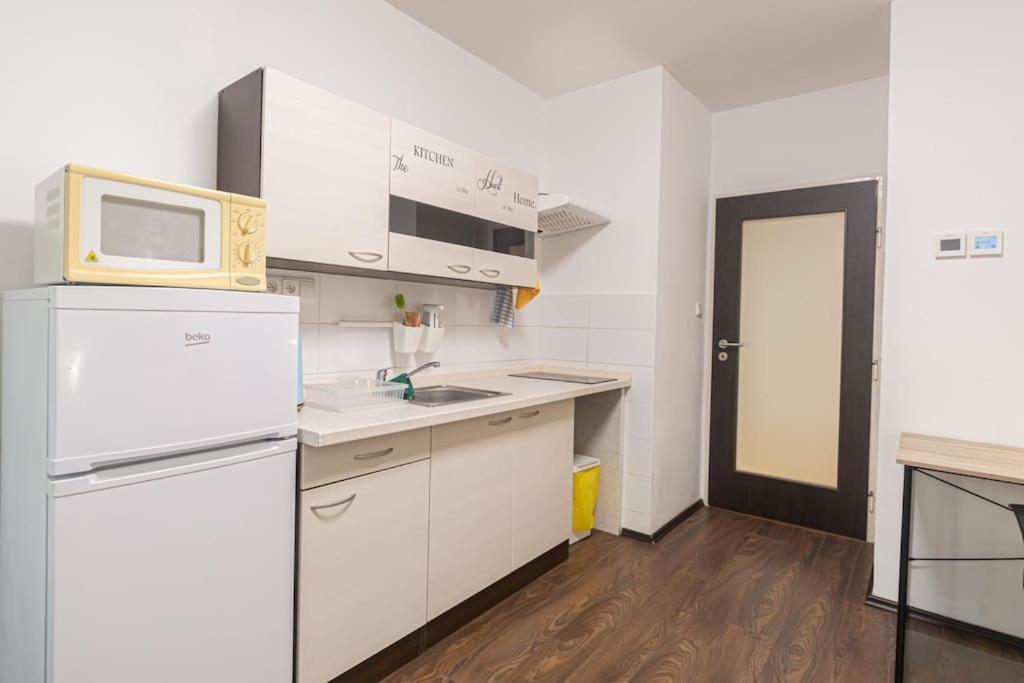 Apartment Cozy Basement Flat, Skyshowtime, 3 Minutes To Center
