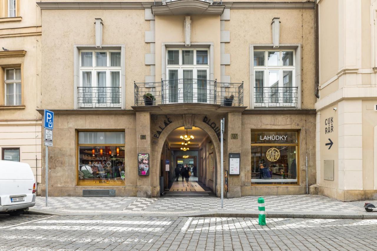 Dlouha Palace - Live In One Of The Streets * Prag