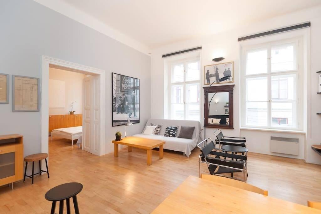 Charming Vodickova Apartment Prag