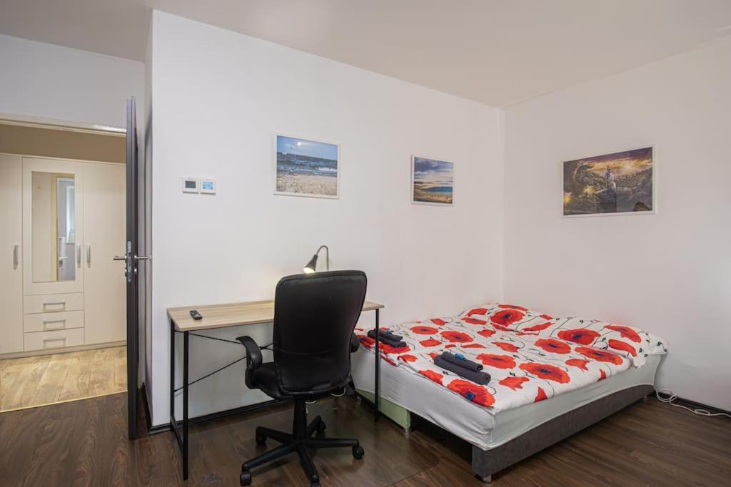 Cozy Basement Flat, Skyshowtime, 3 Minutes To Center Apartment *