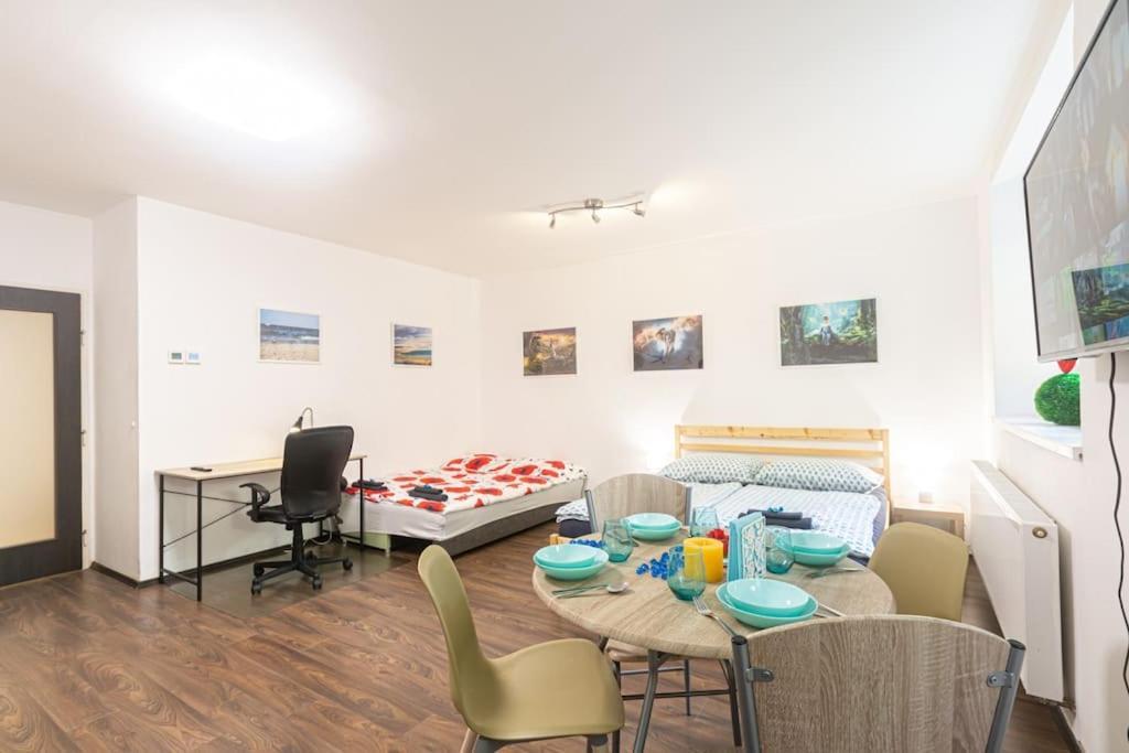 Cozy Basement Flat, Skyshowtime, 3 Minutes To Center Prague