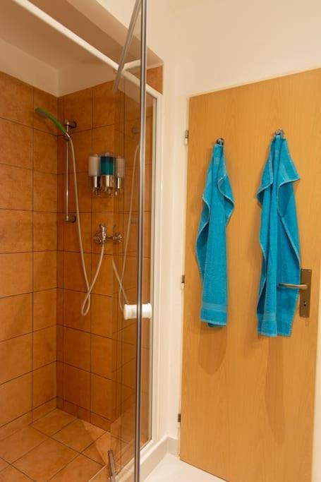 Cozy Basement Flat, Skyshowtime, 3 Minutes To Center Apartment *