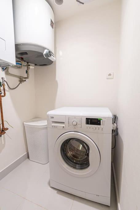 Apartment Cozy Basement Flat, Skyshowtime, 3 Minutes To Center