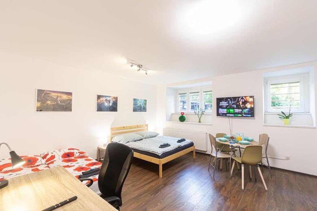 Cozy Basement Flat, Skyshowtime, 3 Minutes To Center Prague