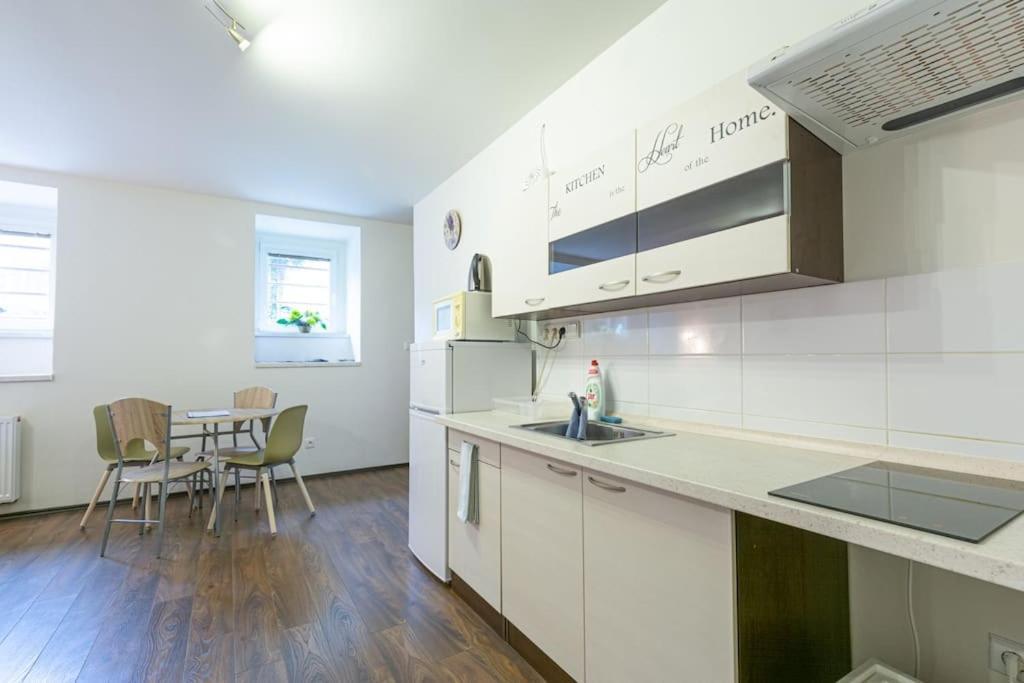 Cozy Basement Flat, Skyshowtime, 3 Minutes To Center * Prague