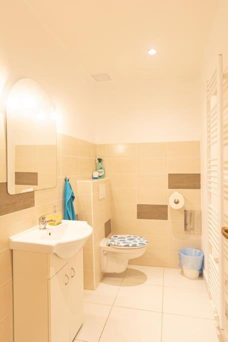 Cozy Basement Flat, Skyshowtime, 3 Minutes To Center Apartment *