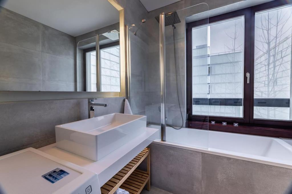 Modern Spacious Flat With A Terrace And A Parking * Prague