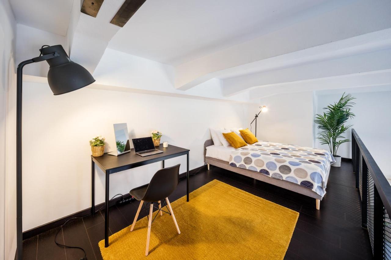 Lägenhet Duplex With 3 Bedrooms Prag