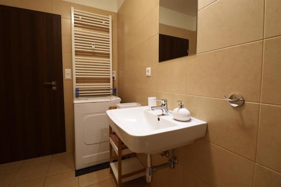 Lejlighed Snajder Apartment, 15min To Old Centre, Self-check In, Free Wifi *