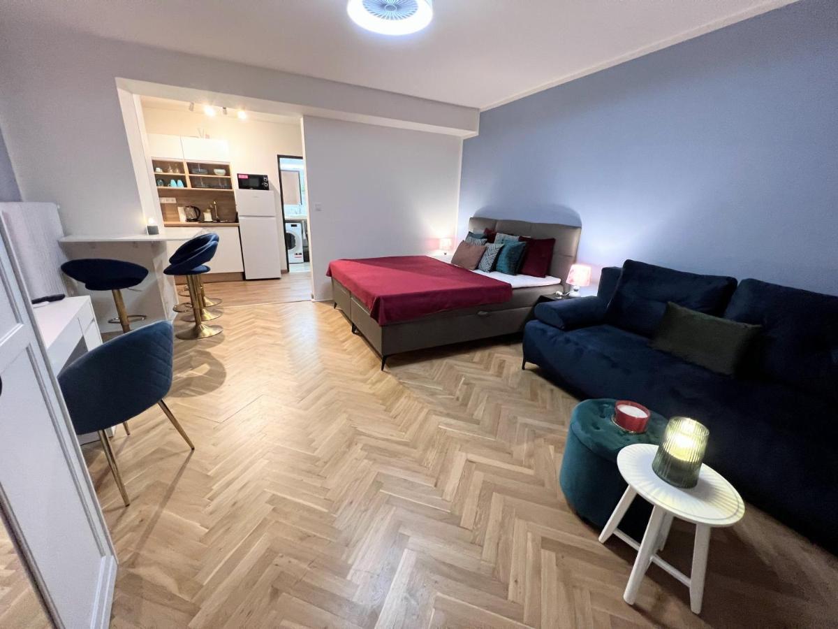 Quiet & Cozy Apartment/ Balcony / Popular Location Lejlighed