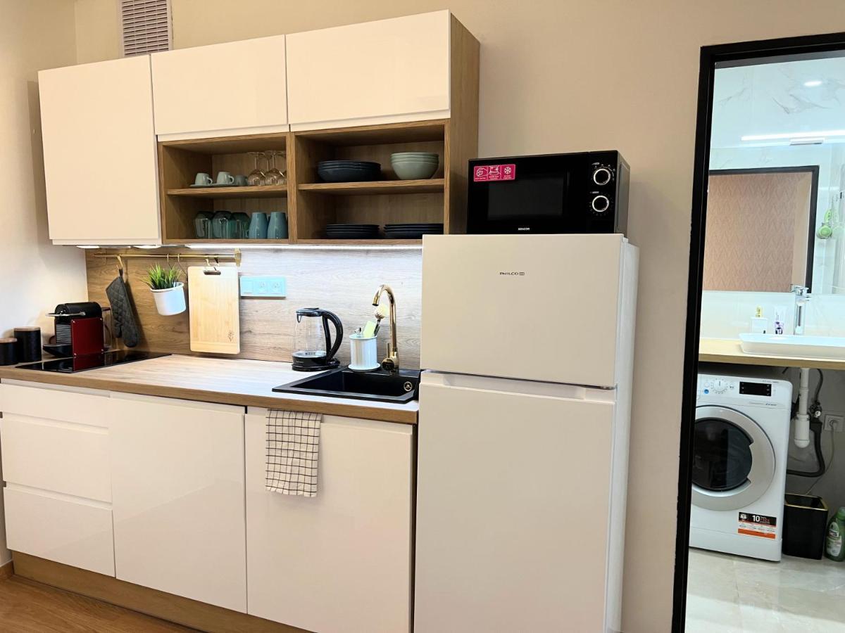 Quiet & Cozy Apartment/ Balcony / Popular Location *