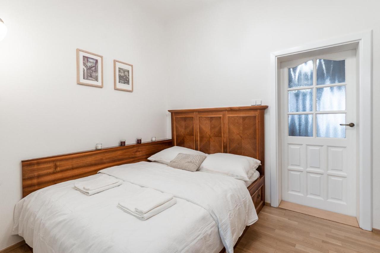 Charming In Lesser Town Apartment