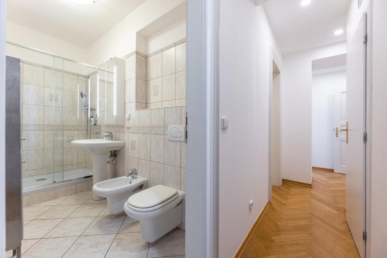 Big Bright Two-bedroom In Old Town Apartment Prague