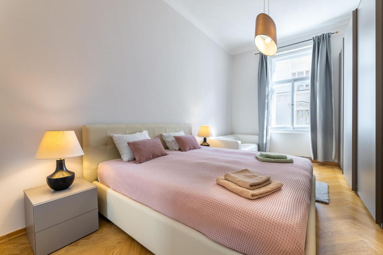 Big Bright Two-bedroom In Old Town