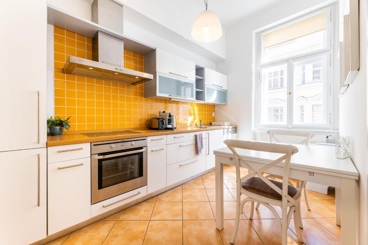 Big Bright Two-bedroom In Old Town * Prague