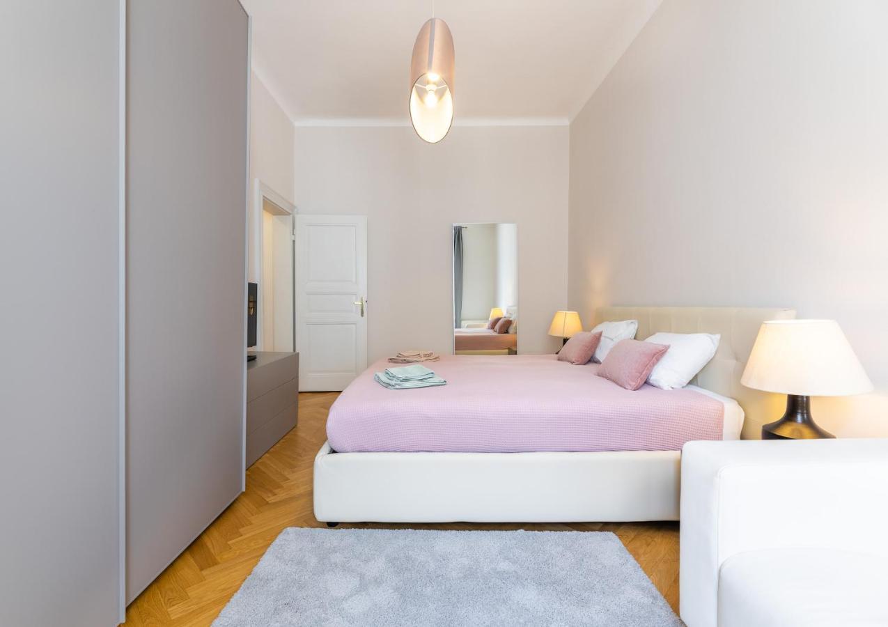 Big Bright Two-bedroom In Old Town * Prague