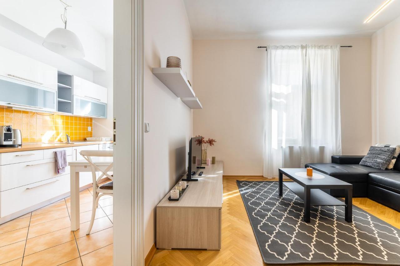 Big Bright Two-bedroom In Old Town Apartment