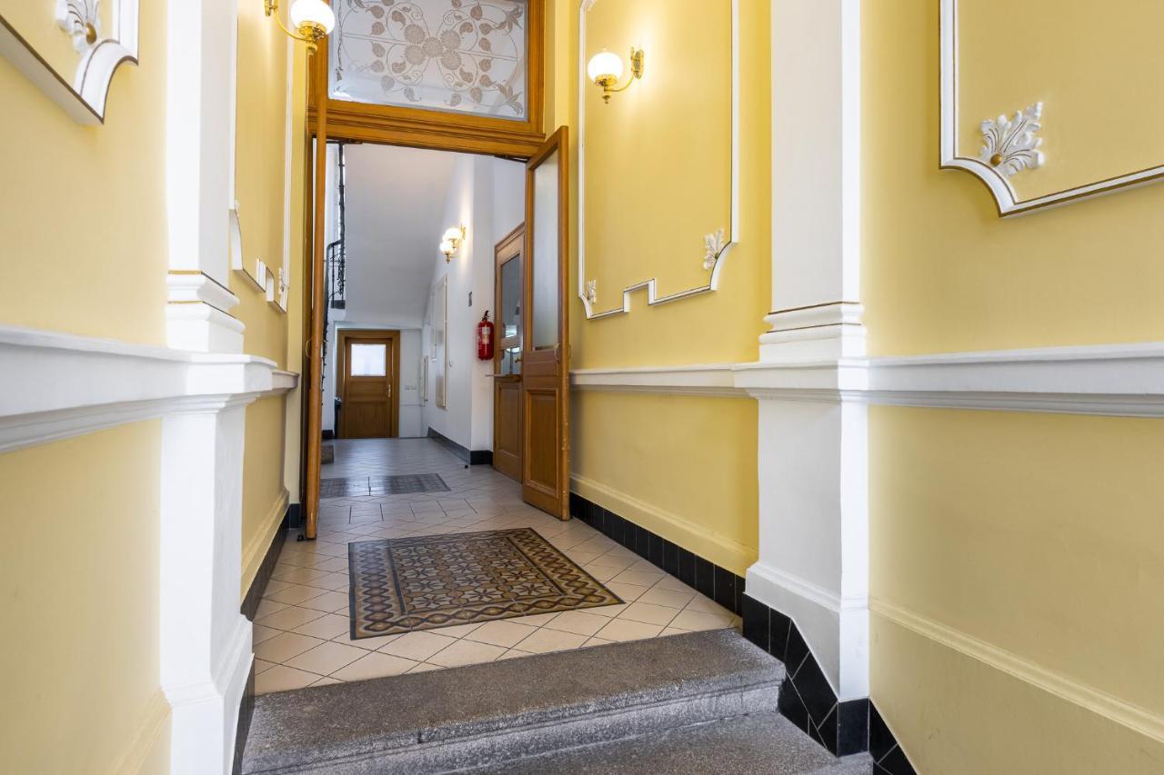 Big Bright Two-bedroom In Old Town Apartment *