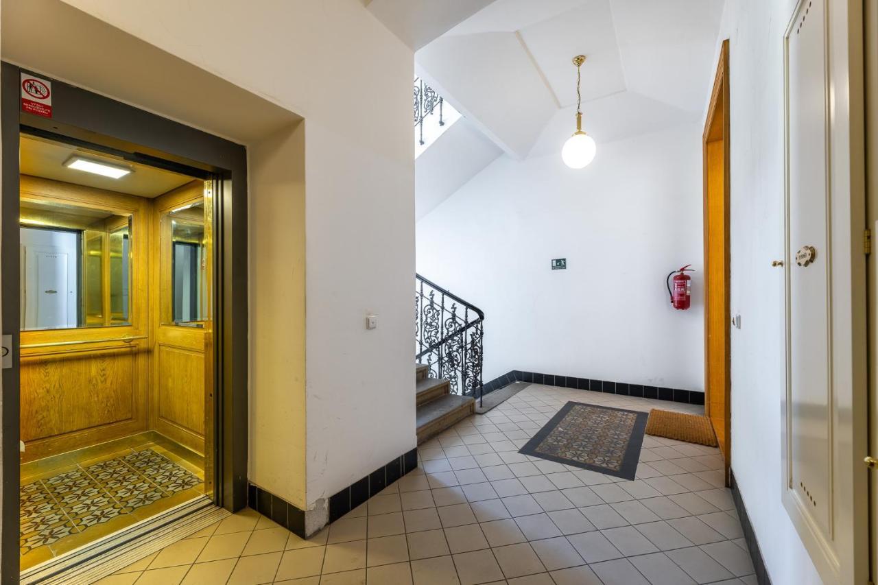 Big Bright Two-bedroom In Old Town Prague