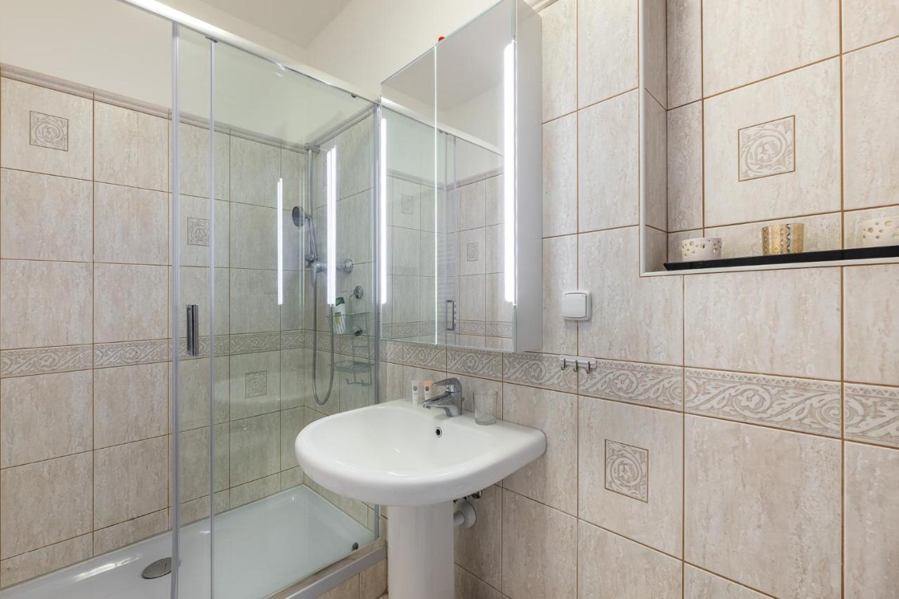 Big Bright Two-bedroom In Old Town *