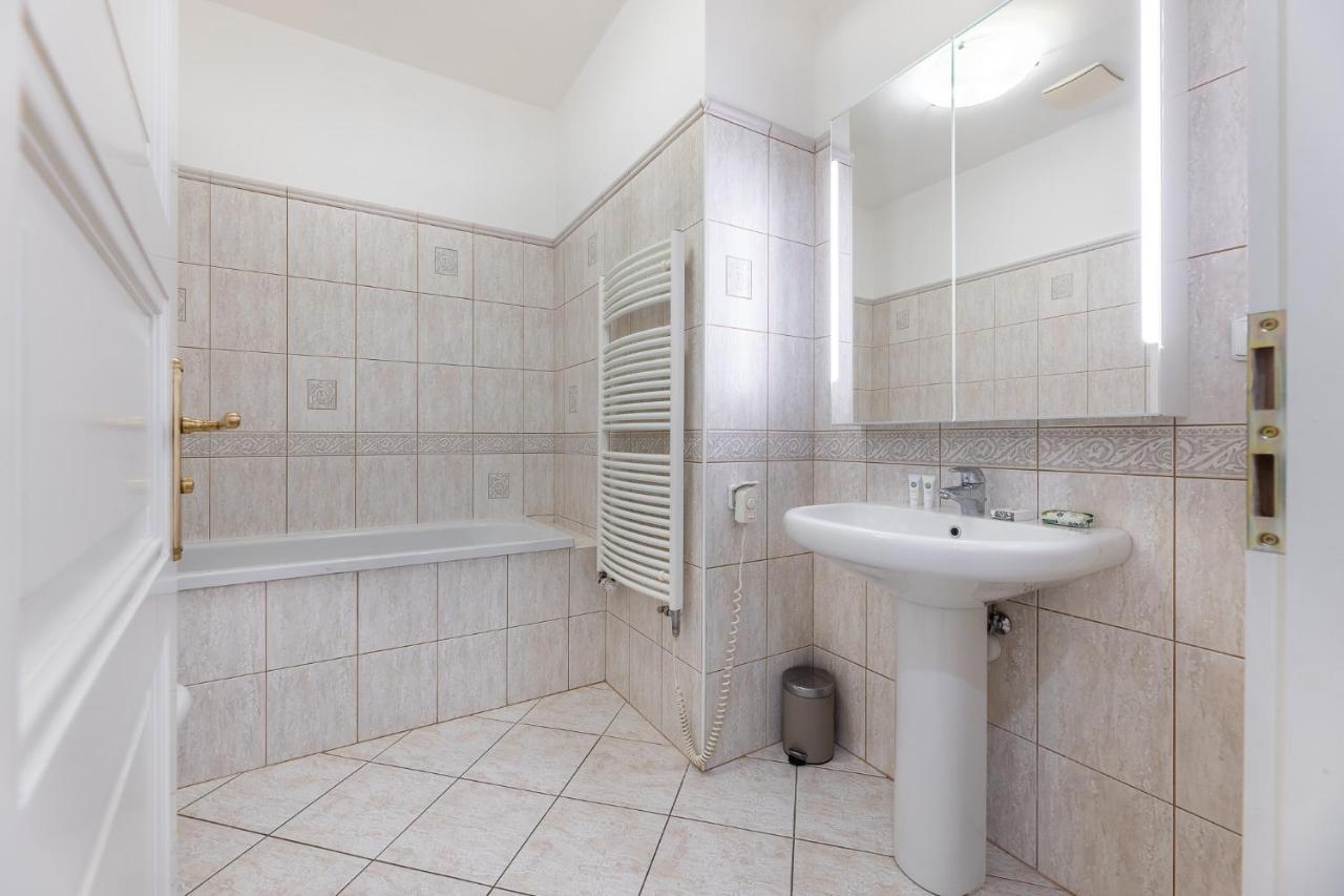 Apartment Big Bright Two-bedroom In Old Town Prague