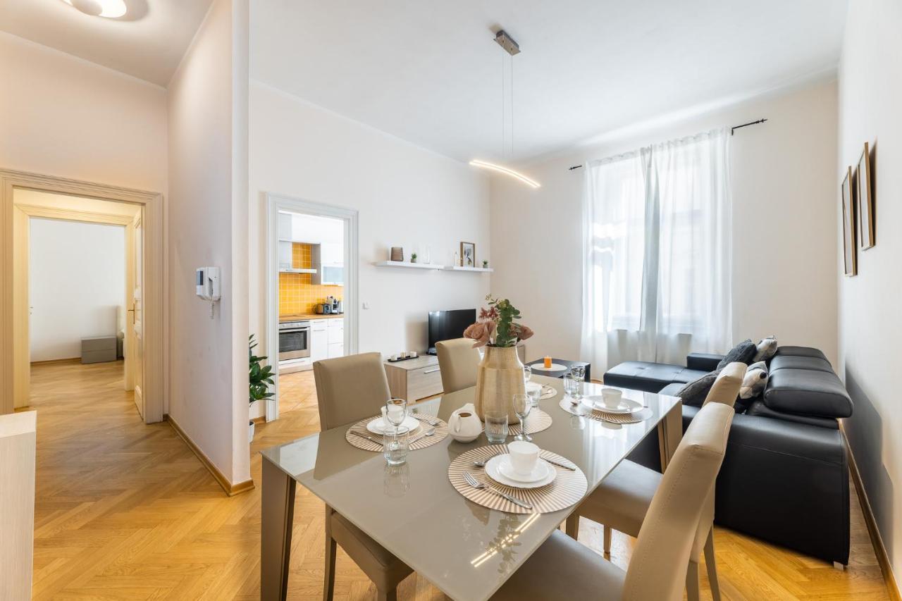 Big Bright Two-bedroom In Old Town Prague