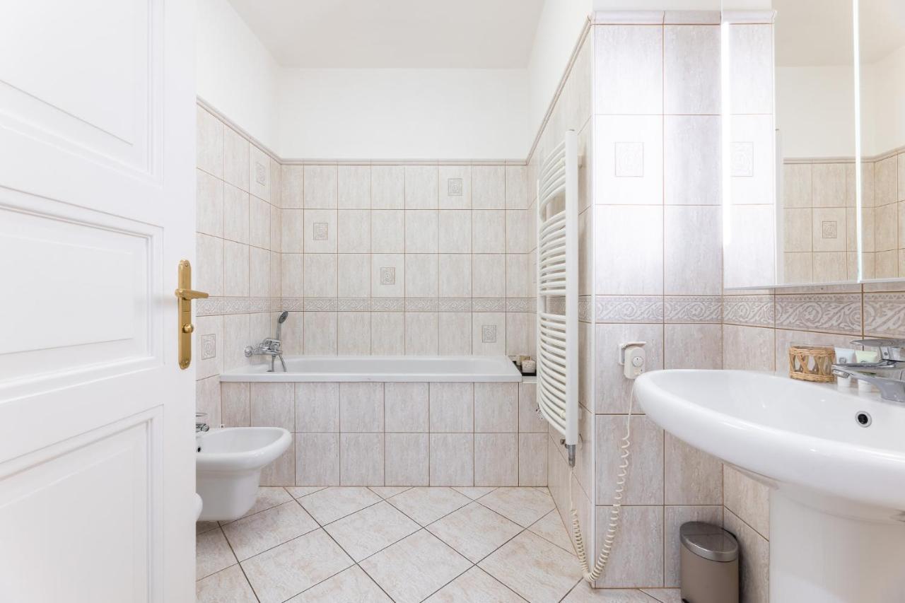Big Bright Two-bedroom In Old Town