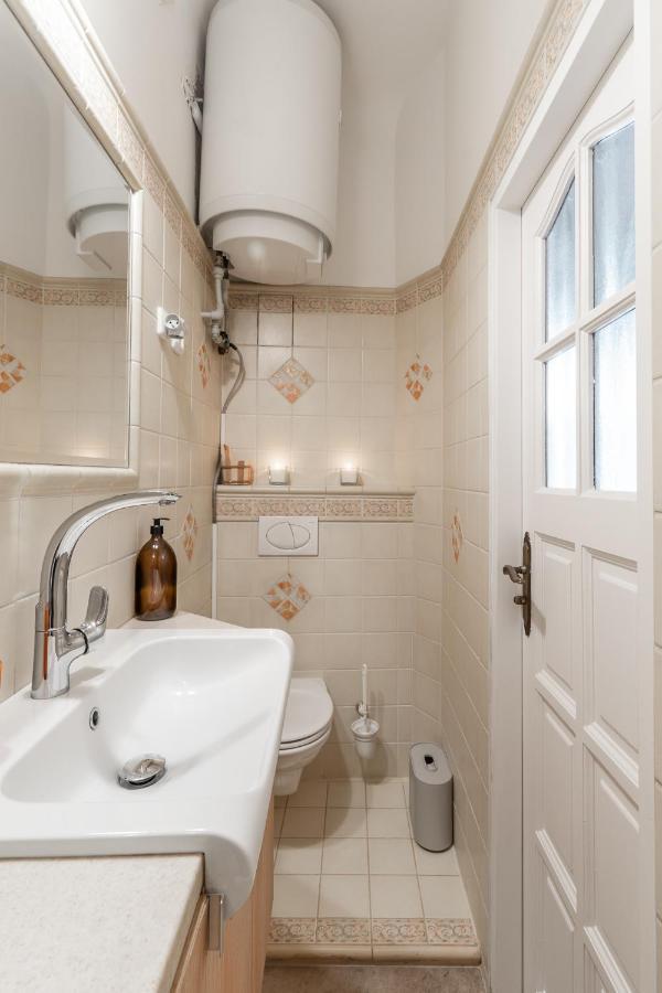Charming In Lesser Town Apartment