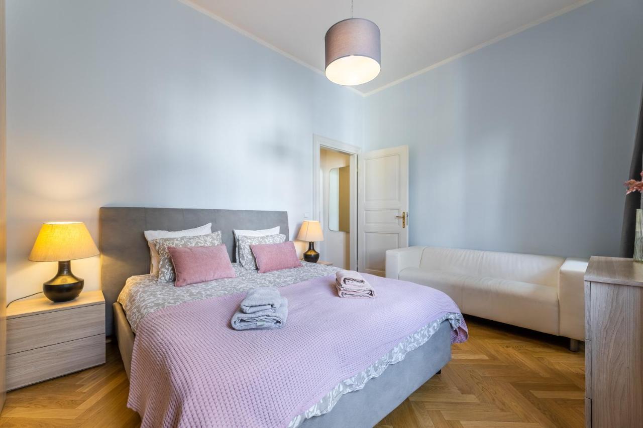 Big Bright Two-bedroom In Old Town Apartment