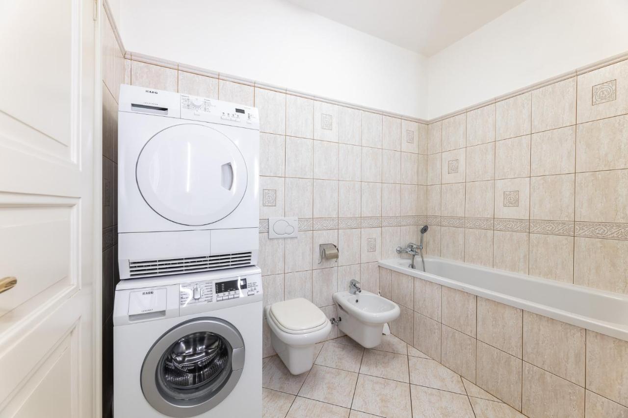 Big Bright Two-bedroom In Old Town Apartment *