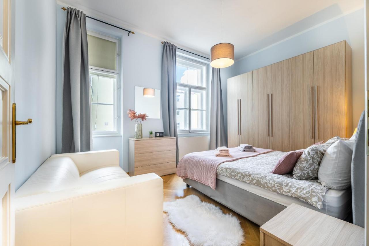 Apartment Big Bright Two-bedroom In Old Town Prague