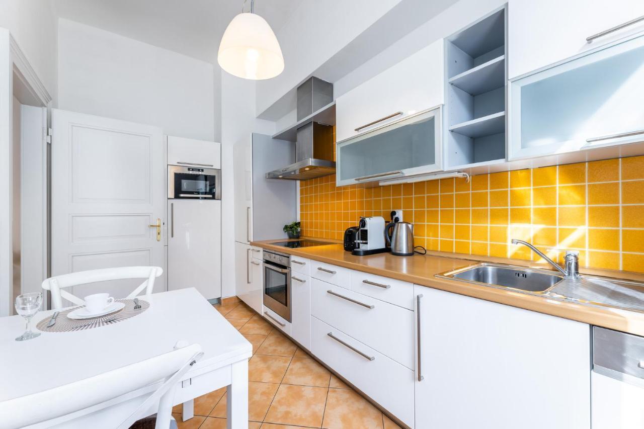 Big Bright Two-bedroom In Old Town * Prague