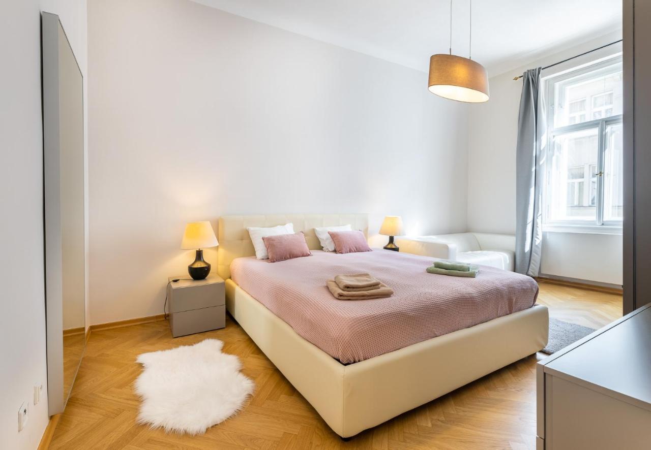 Apartment Big Bright Two-bedroom In Old Town