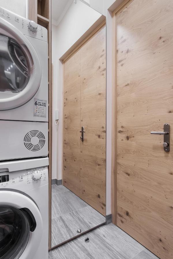 Days - Modern - 7 Min Wenceslas Square Apartment *