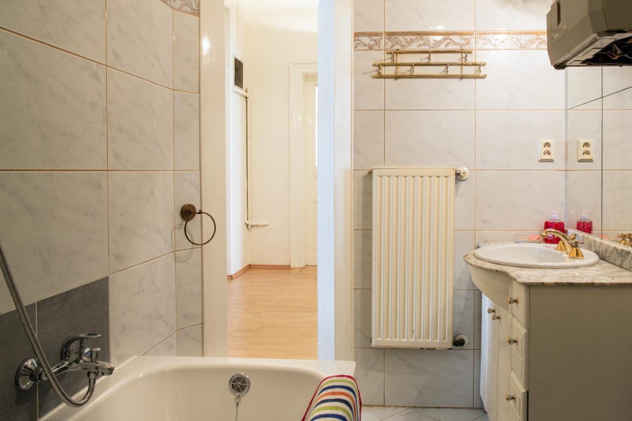 Large 3 Bdr In The Heart Of *