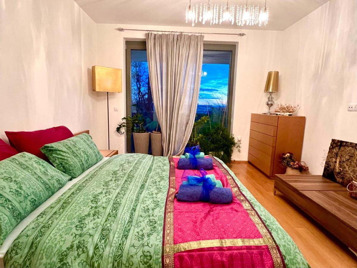 Rum i privatbostad Romantic Stay Overlooking Prague *