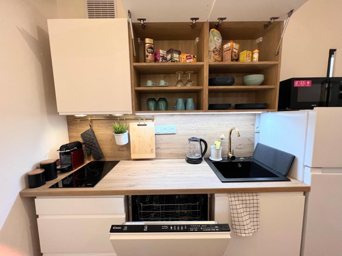 Quiet & Cozy Apartment/ Balcony / Popular Location Lejlighed