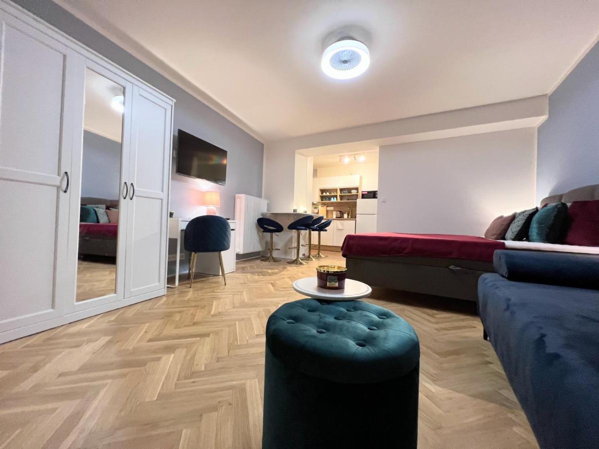 Quiet & Cozy Apartment/ Balcony / Popular Location Lejlighed