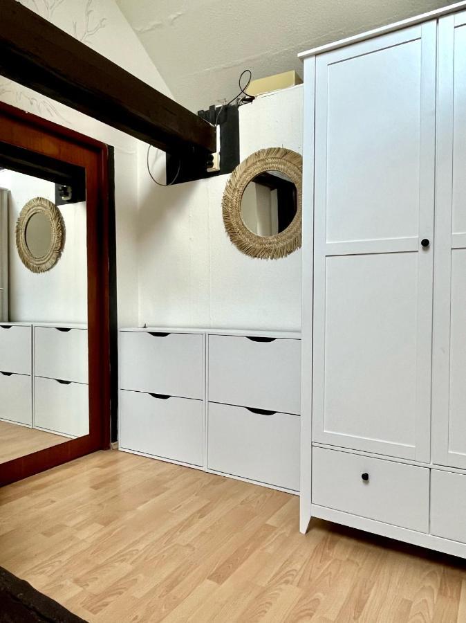 2 Bedrooms Close To Palmovka Lägenhet