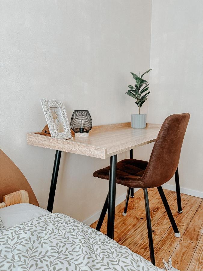 Quiet Boho Lair 10 Min To Centre Apartment