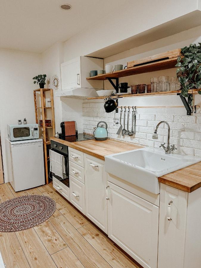Quiet Boho Lair 10 Min To Centre Apartment *