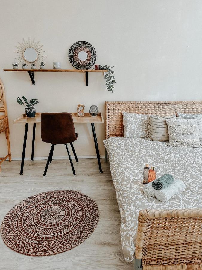 Quiet Boho Lair 10 Min To Centre Apartment