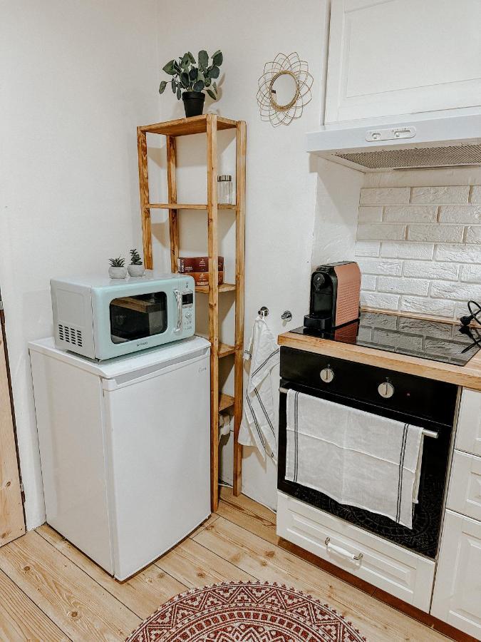 Quiet Boho Lair 10 Min To Centre Apartment *