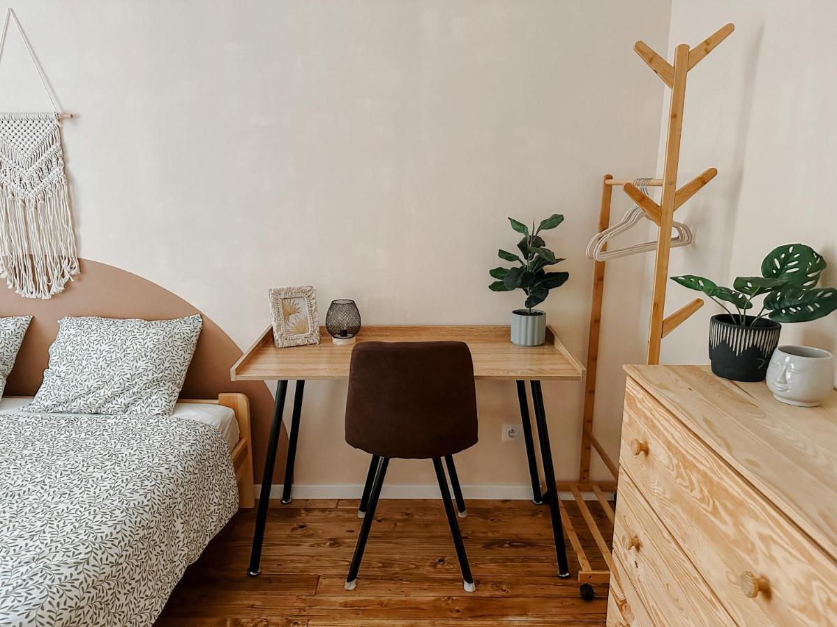 Quiet Boho Lair 10 Min To Centre Praha