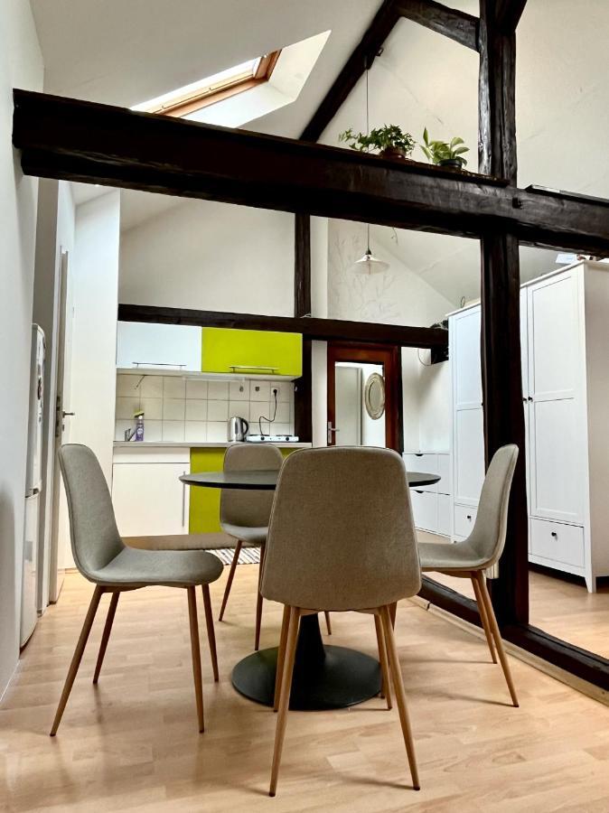 2 Bedrooms Close To Palmovka Lägenhet