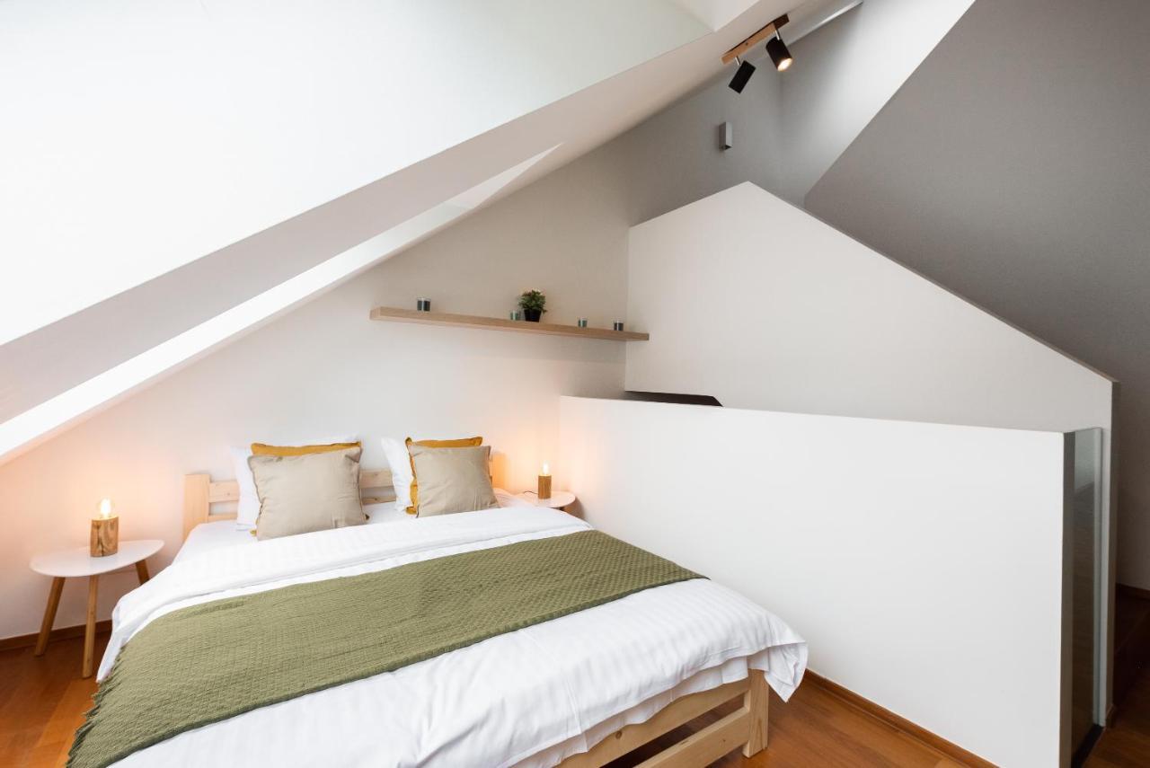 With 4 Bedrooms Lägenhet